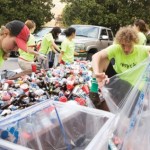 personas reciclando